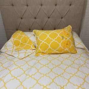 Max Studio Yellow and White Quilt Set